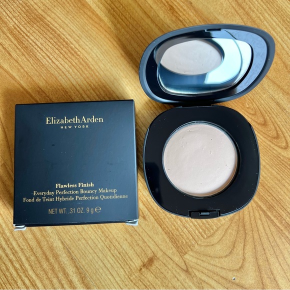 Elizabeth Arden Other - Elizabeth Arden face powder